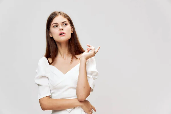 感情的な女性は脇に見える白いドレスクロップドルック — ストック写真