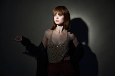 Ön manzara. Çekici bayan. Siyah pelerin.