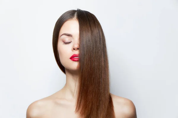 Atraktivní žena Vlasy pokrývají polovinu obličeje, zavřené oči jasný make-up — Stock fotografie