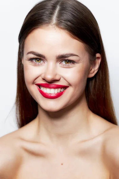 Ελκυστική γυναίκα γυμνοί ώμοι Χαμόγελο καθαρό δέρμα θεραπείες spa διασκέδαση — Φωτογραφία Αρχείου