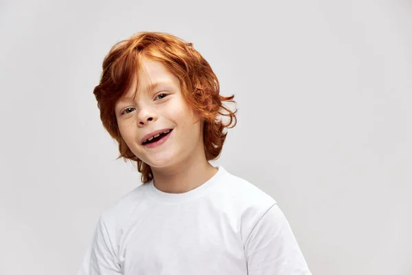 白いTシャツの楽しい赤毛の男の子クローズアップクリップビュー — ストック写真
