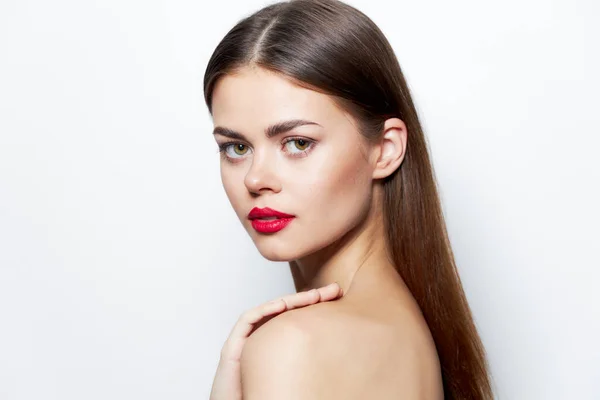 Aantrekkelijke vrouw naakte schouders hand in de buurt van gezicht rode lippen charme helder — Stockfoto