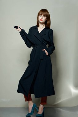 Göz kamaştırıcı pelerin. Arka plan kahverengi saç.