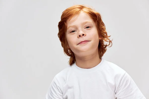 Porträt eines rothaarigen Jungen im weißen T-Shirt mit Nahaufnahme-Lächeln — Stockfoto