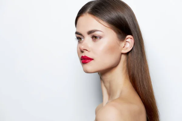 Mulher atraente Ombros nus lábios vermelhos atraente olhar maquiagem brilhante — Fotografia de Stock