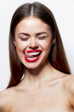 Çekici bir kadın çıplak omuzları kapalı gözleri kırmızı dudakları kaplıcaya dokunuyor.