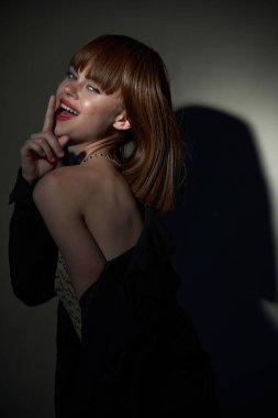 Pullu bayan tişörtü. Karanlık oda. Bir parti.