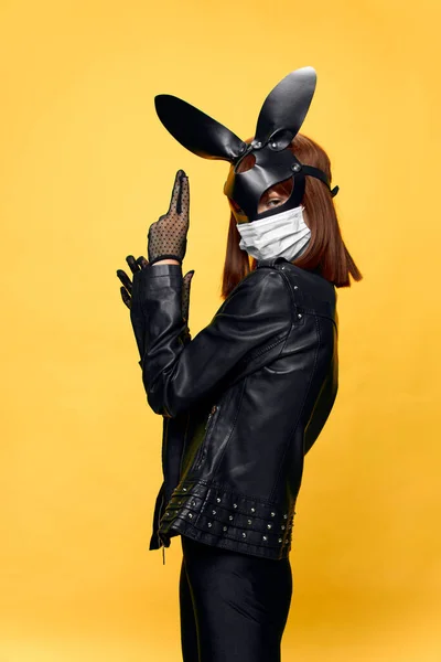 Máscara de conejo femenina posando sexualmente en una máscara médica de coronavirus — Foto de Stock