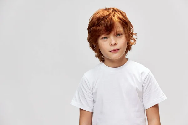 Porträtt av rödhårig pojke fräknar i ansiktet vit t-shirt beskärd vy — Stockfoto