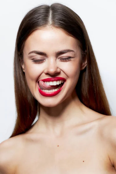 Atraktivní žena nahá ramena zavřené oči červené rty jazyk dotek lázeňské léčby Stock Snímky