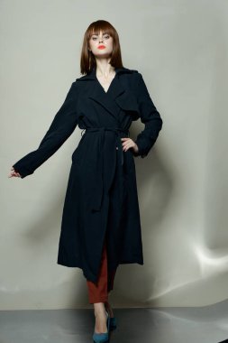 Çekici kız, siyah pelerin, izole edilmiş saç tarzı.