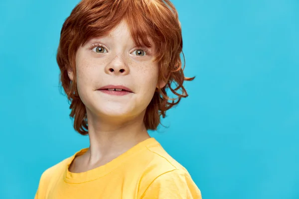 Överraskad rödhårig barn med vidöppna ögon blickar framåt — Stockfoto