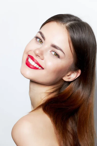 매력적 인 여성의 웃음 매력적 인 빨간 입술 자연 스러운 외모 — 스톡 사진