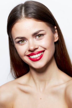 Çekici kadın cilt bakımı ileriye bakıyor gülümseme kırmızı dudaklar çekici görünüş 