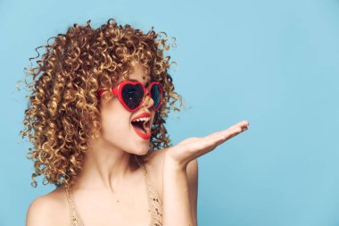 Enerjik sarışın dans eden kırpık manzara, moda elbisesi