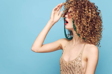 Romantik kadın el hareketleri kırpılmış manzara, moda güneş gözlükleri. 