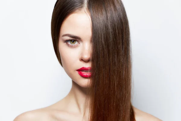 Attraktive Frau Rote Lippen langes Haar bedeckt das Gesicht mit einem abgeschnittenen Blick klare Haut — Stockfoto