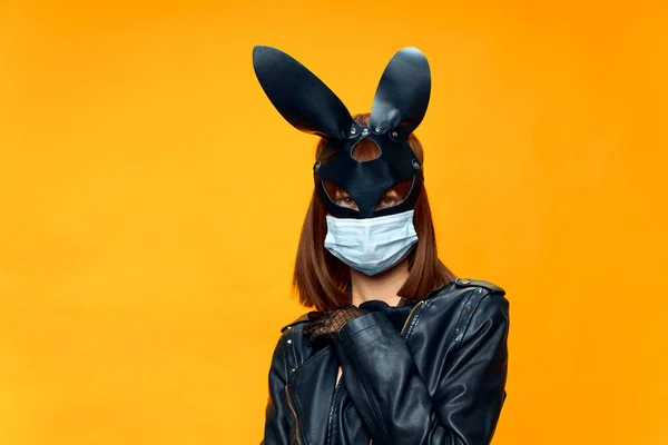 Женская кроличья маска, позирующая сексуально в медицинской маске от коронавируса — стоковое фото