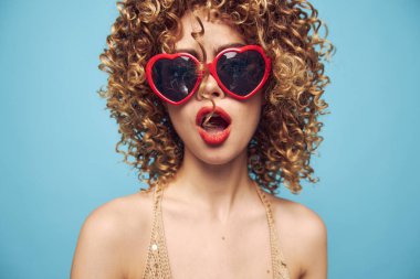 İzole edilmiş bir arkaplanda duyguların romantik model ifadesi