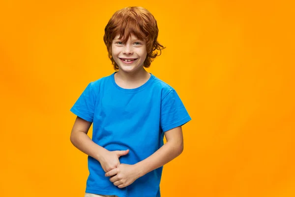 Porträtt av ett rödhårigt barn fräknar glatt leende — Stockfoto
