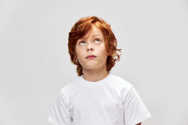 红头发男孩抬头看白色的T恤衫 — 图库照片