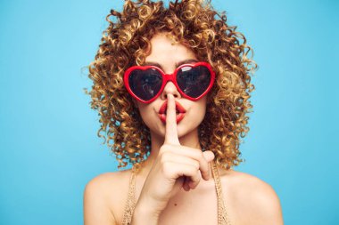 İzole edilmiş mavi bir arka planda duyguların büyüleyici sarışın ifadesi