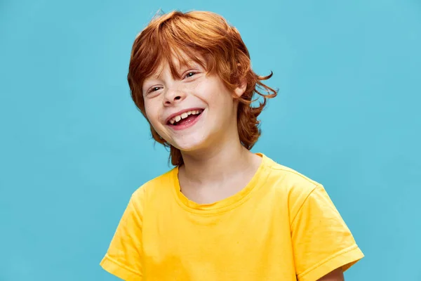 Glückliches Kind rote Haare alle Emotionen gelbes T-Shirt — Stockfoto