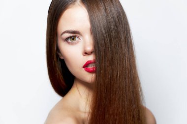 Esmer, çekici. Kırmızı dudaklar, çıplak omuzlar, açık ten. 