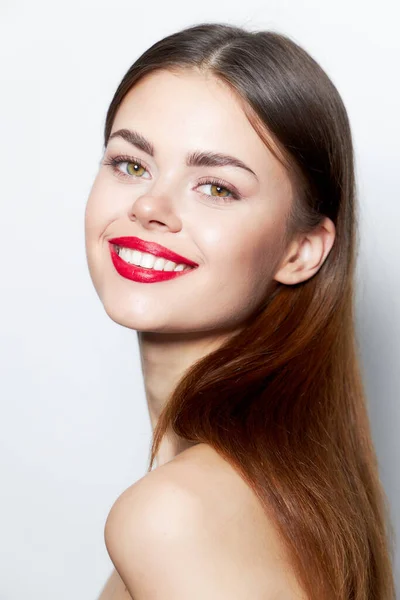 Mujer atractiva sonrisa labios rojos encanto piel clara maquillaje brillante — Foto de Stock