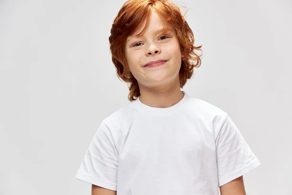 Κοκκινομάλλα παιδικό χαμόγελο λευκό t-shirt περικοπή άποψη — Φωτογραφία Αρχείου