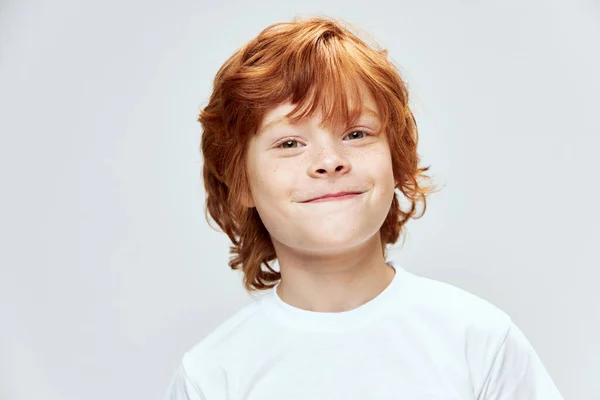 Červenovlasý chlapec s pihami na obličeji zblízka bílé tričko oříznuté — Stock fotografie
