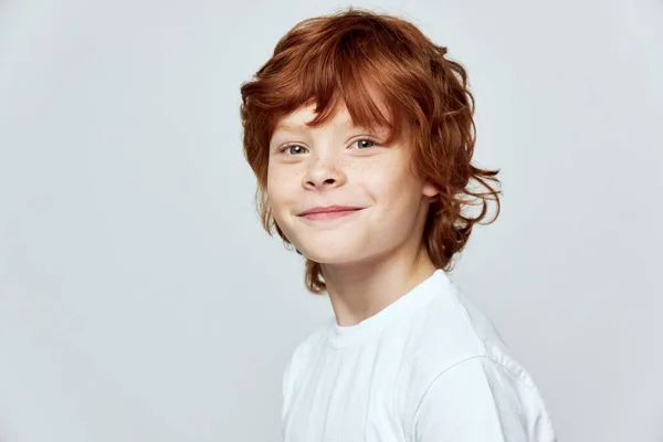 Rudowłosy chłopiec z piegami na twarzy z bliska biały t-shirt — Zdjęcie stockowe