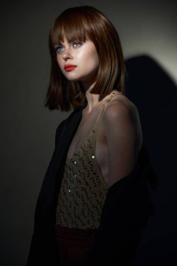  Bayan parlak tişört, karanlık oda, bir parti.