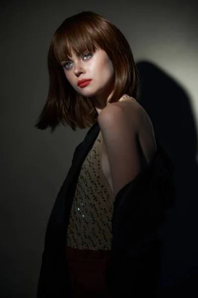 모델 패션의 어두운 배경 머리 스타일 — 스톡 사진