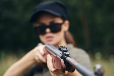 Ordu mensubu uzun namlulu silah görüşü siyah yeşil ağaçları avlamayı hedefliyor 