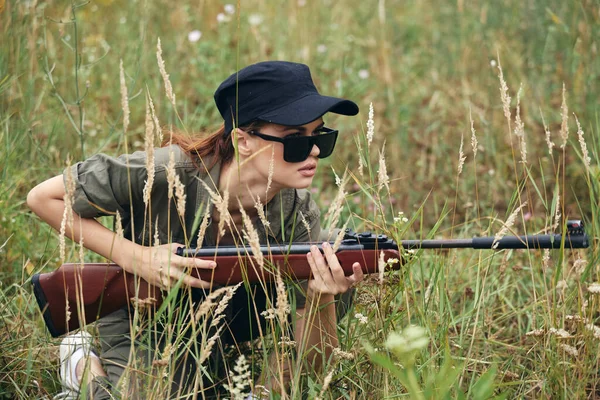 손에 무기를 들고 신선 한 검은 모자를 사냥하고 있는 군인 여자 셸터 — 스톡 사진