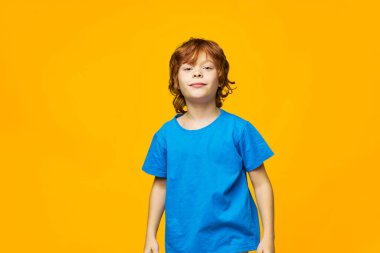 Kızıl saçlı çocuk çilleri ve güzel bir gülümseme, boş yer.