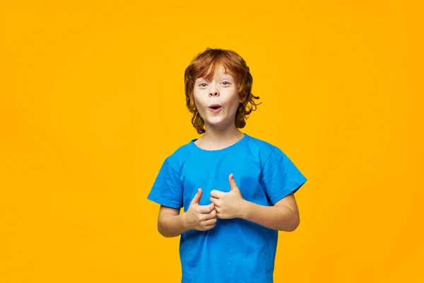 Zrzavý chlapec veselý překvapení radost pozitivní gesta rukou emoce — Stock fotografie