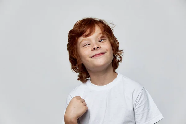 Rödhårig pojke grimace leende kul vit t-shirt — Stockfoto