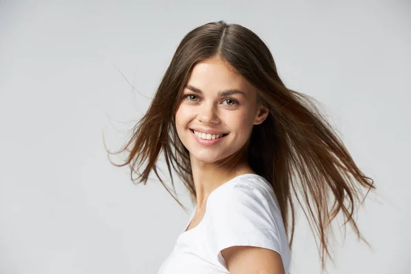 Leende kvinna långt hår attraktiv utseende vit t-shirt — Stockfoto