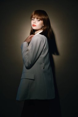  Akşam giysisi giyen kız kamera partisi için poz veriyor.