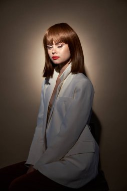  Akşamları esmer. Kamera stüdyosuna bak.