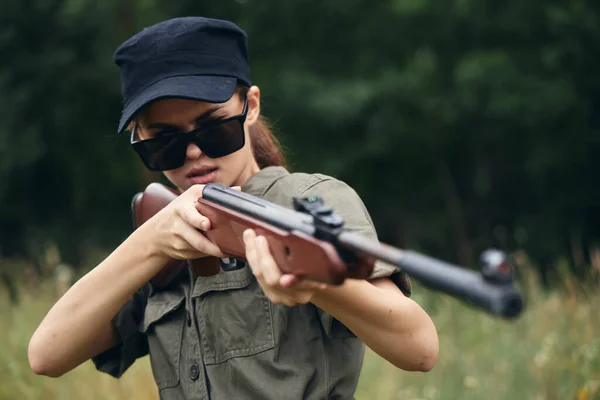 Военная женщина Оружие в руке с целью охоты на солнечные очки зеленые листья — стоковое фото