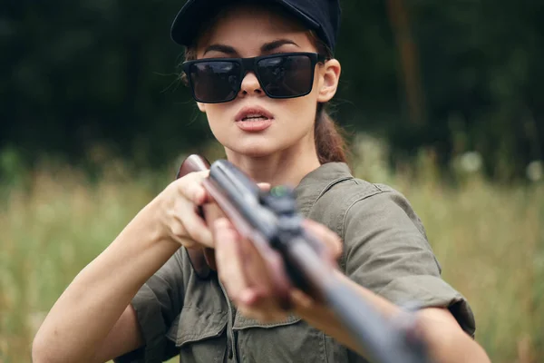Militar mulher Shotgun caça óculos de sol armas — Fotografia de Stock
