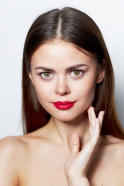 Esmer, yüzünün yanında el ele tutuşuyor. Temiz cilt, çıplak omuzlar. Kaplıca tedavisi. 