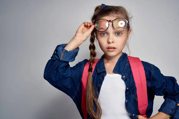 Schoolmeisje met roze rugzak swoosh pigtail leuk leren licht achtergrond school jeugd — Stockfoto