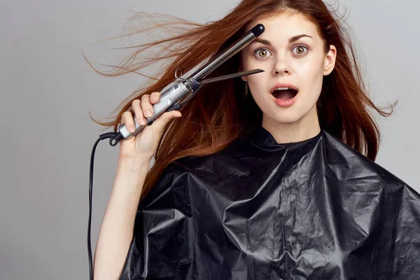 Mulher em peignoir preto curling ferro na mão pente de cuidado do cabelo penteado na moda — Fotografia de Stock