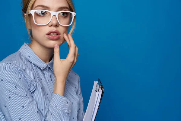 Mulher de negócios loira em óculos com documentos trabalho camisa azul — Fotografia de Stock