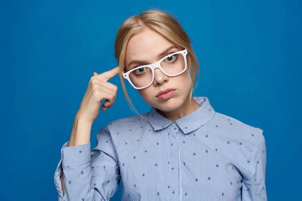 Mujer de negocios rubia en gafas con documentos de trabajo camisa azul — Foto de Stock