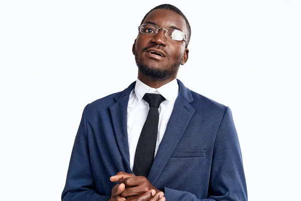 Retrato de un hombre guapo de aspecto africano en un traje sobre un fondo claro recortado ver modelo de cerca — Foto de Stock